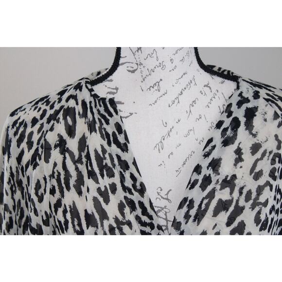 Kenneth Cole Women’s Blouse faux wrap animal print gray V-neck Size M - Picture 3 of 10